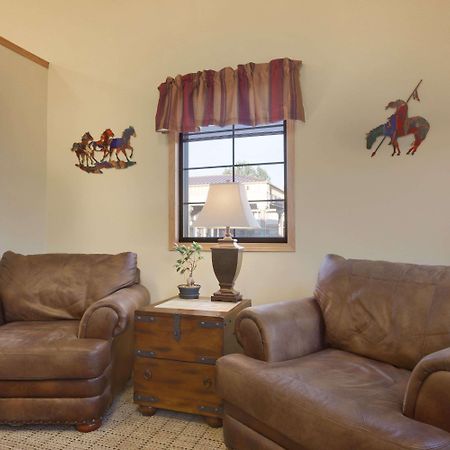 Super 8 By Wyndham Wall Room photo
